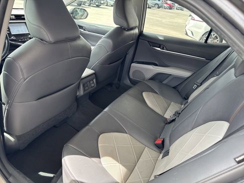 Used 2018 Toyota Camry XLE FWD image 9