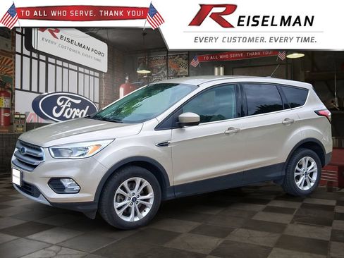 Used 2017 Ford Escape SE w/ SE Cold Weather Package AWD/4WD image 1