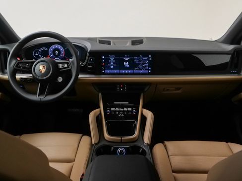 Used 2025 Porsche Cayenne image 26
