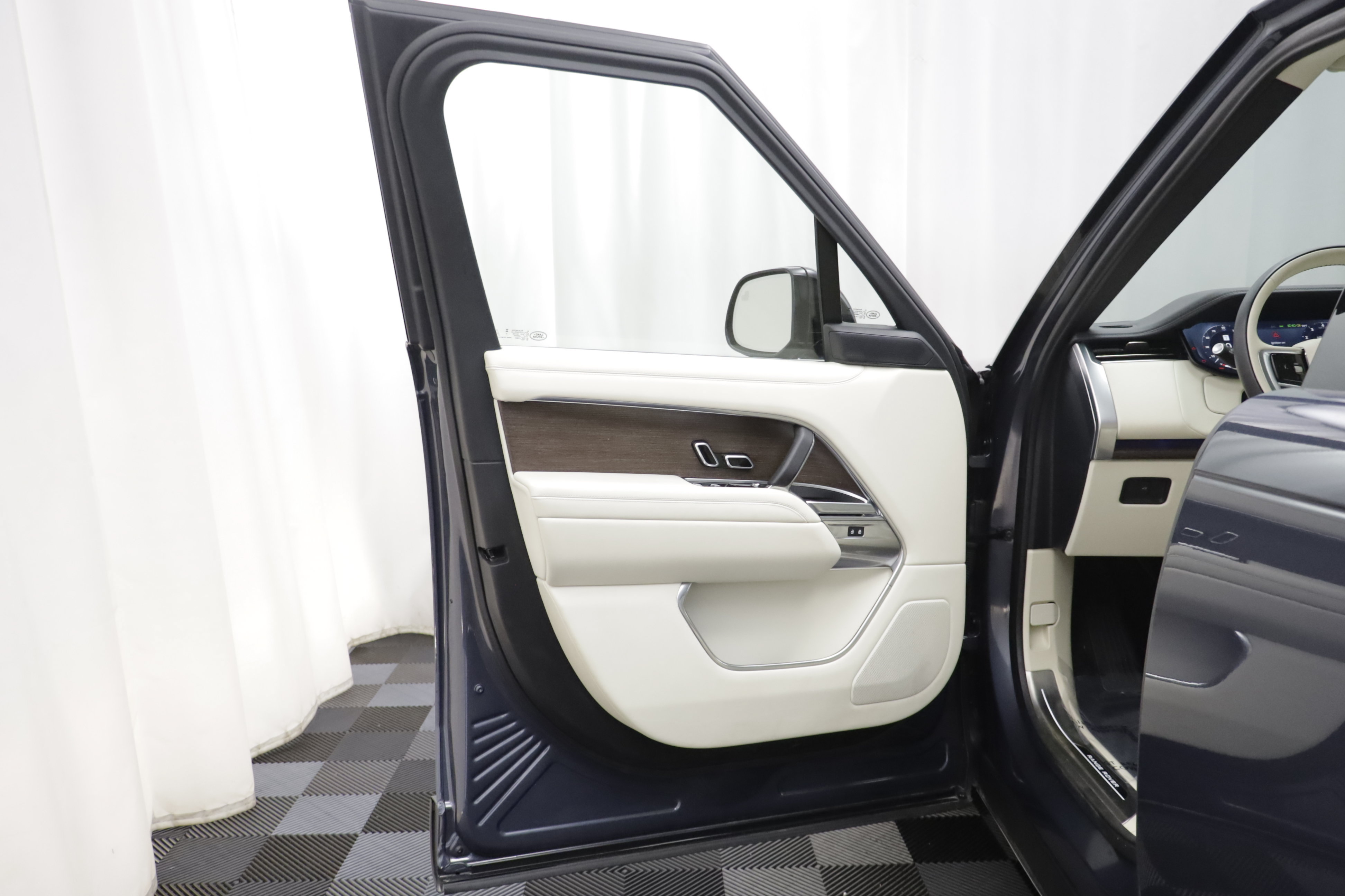 Certified 2025 Land Rover Range Rover SE AWD/4WD image 4