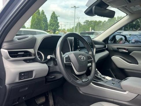 Used 2022 Toyota Highlander XLE FWD image 13