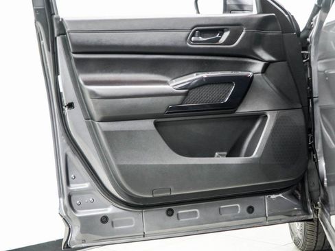 Used 2025 Nissan Pathfinder SV image 41