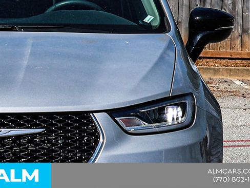 Used 2024 Chrysler Pacifica Touring-L image 15