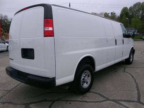 Used 2018 Chevrolet Express 3500 Extended w/ Driver Convenience Package image 5