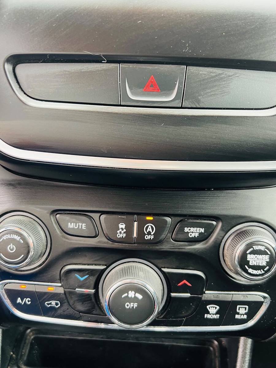 Used 2019 Jeep Cherokee Latitude Plus w/ Cold Weather Group AWD/4WD image 21