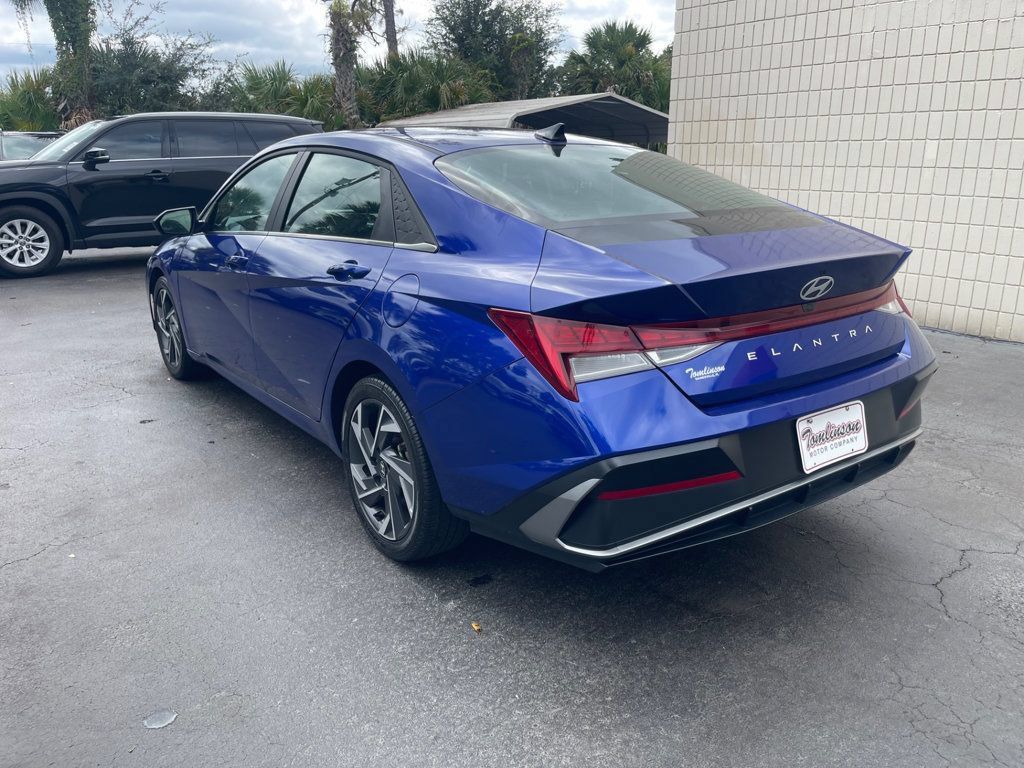 Used 2025 Hyundai Elantra SEL FWD image 3