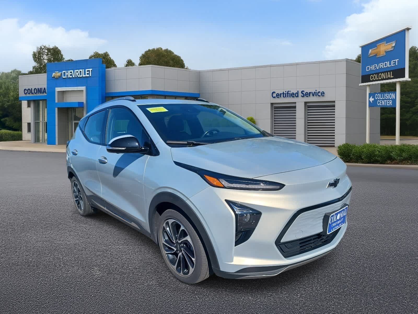 Used 2023 Chevrolet Bolt EUV Premier w/ Sun & Sound Package FWD image 2