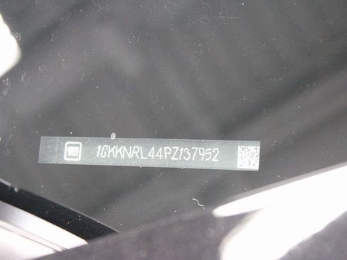 Used 2023 GMC Acadia SLE w/ Driver Convenience Package image 32