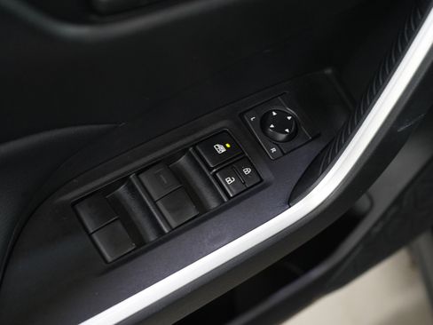 Used 2021 Toyota RAV4 LE AWD/4WD image 19