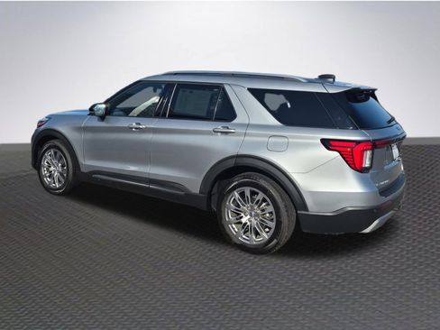 Certified 2025 Ford Explorer Platinum RWD image 4