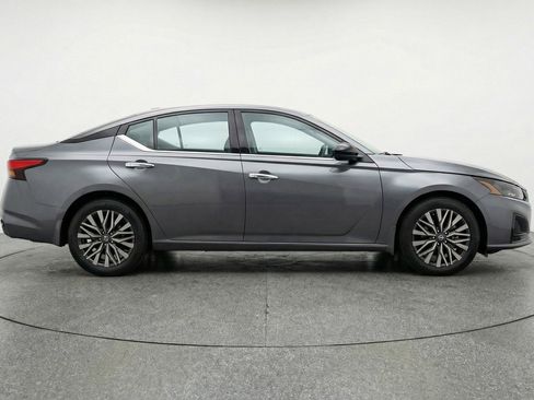 Used 2025 Nissan Altima 2.5 SV image 11