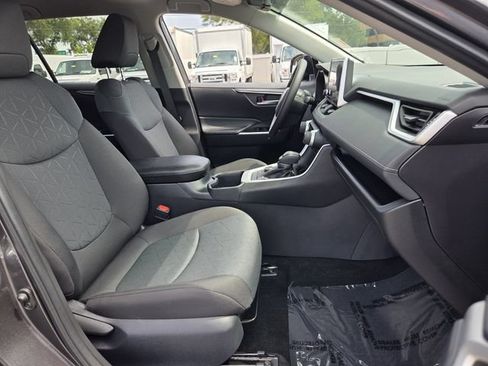 Used 2025 Toyota RAV4 XLE AWD/4WD image 19