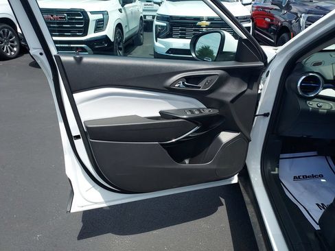New 2026 Chevrolet Trax LT w/ LT Convenience Package FWD image 10