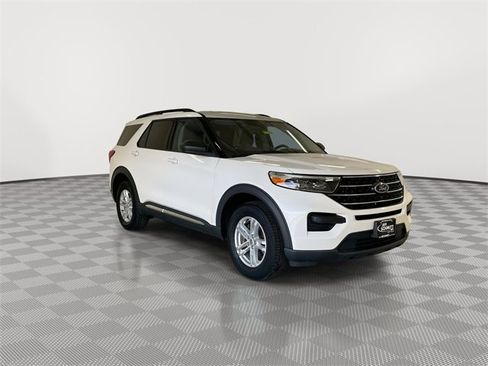 Used 2022 Ford Explorer XLT image 13