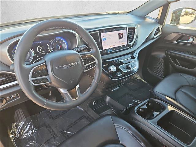 Used 2025 Chrysler Pacifica Select FWD image 12