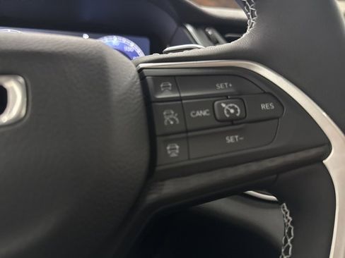 Used 2025 Jeep Grand Cherokee Altitude image 12