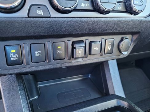 Used 2021 Toyota Tacoma TRD Off-Road w/ Technology Package AWD/4WD image 16
