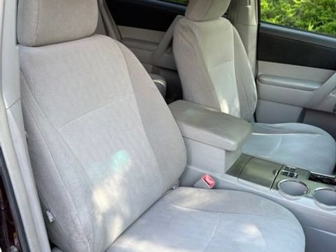 Used 2012 Toyota Highlander 4WD w/ Tow Pkg image 17
