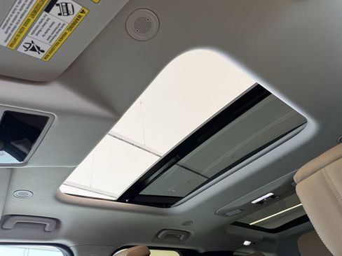 New 2026 Land Rover Discovery Limited Edition image 10