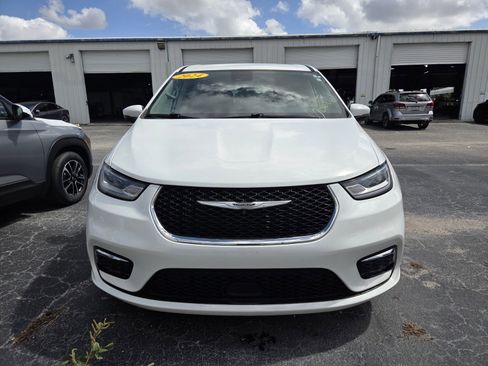 Used 2023 Chrysler Pacifica Touring-L FWD image 2