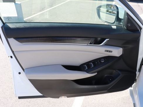 Used 2018 Honda Accord Touring image 10