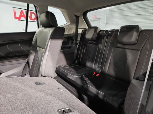 Used 2024 Volkswagen Tiguan SE image 37