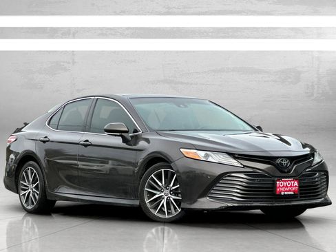 Used 2018 Toyota Camry XLE image 2