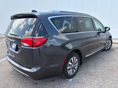 Used 2020 Chrysler Pacifica Touring-L Plus FWD image 7