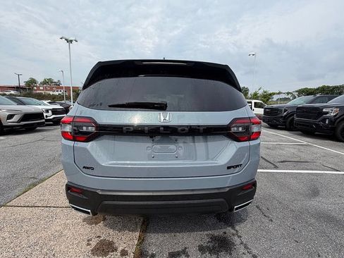 Used 2025 Honda Pilot Sport image 4