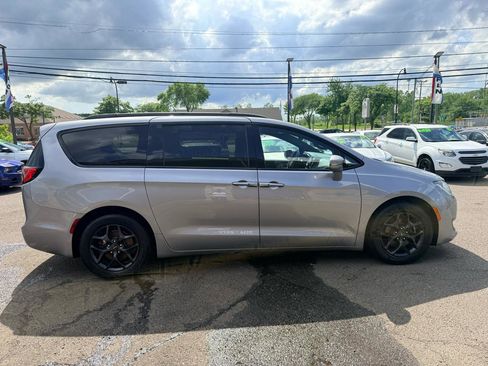 Used 2018 Chrysler Pacifica Limited w/ S Appearance Package FWD image 8