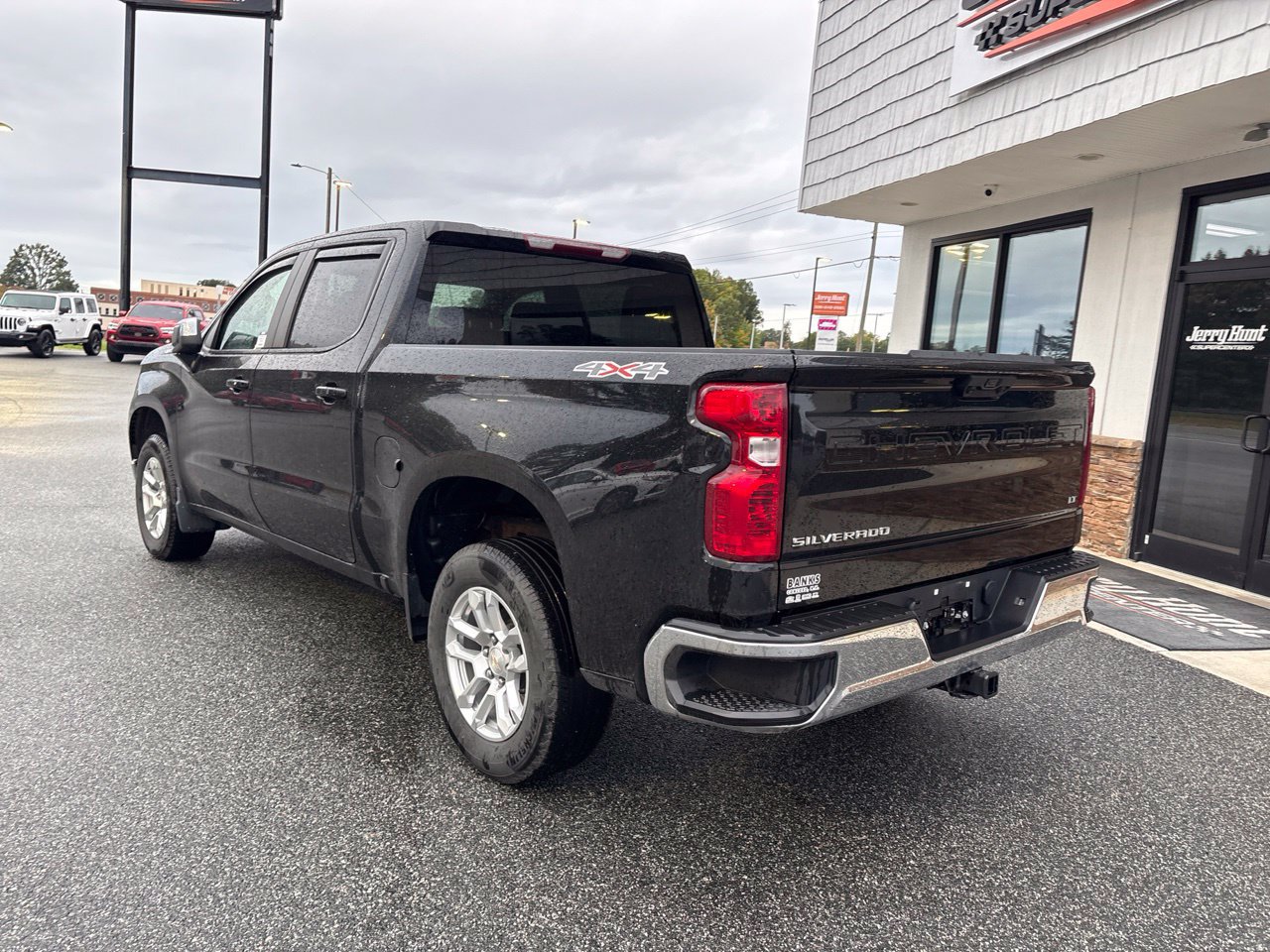Used 2024 Chevrolet Silverado 1500 LT AWD/4WD image 7