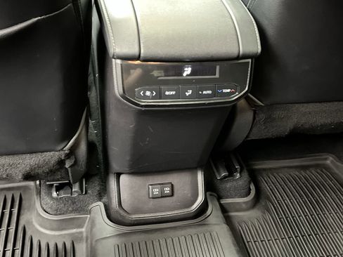 Used 2021 Toyota Highlander XLE image 12