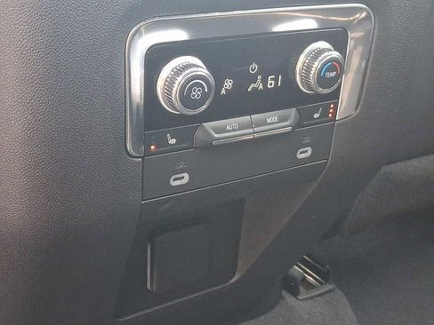 Used 2022 GMC Yukon SLT w/ SLT Premium Package image 13