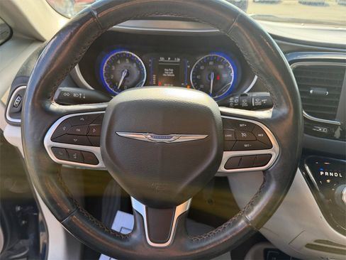 Used 2020 Chrysler Pacifica Touring-L w/ Tire & Wheel Group image 15