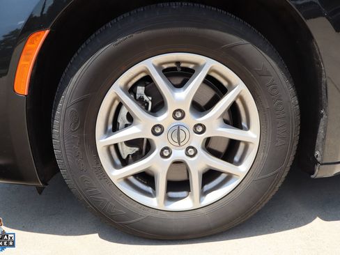 Used 2023 Chrysler Pacifica Touring-L FWD image 10