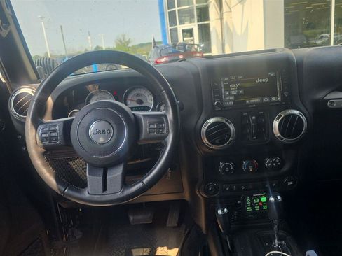 Used 2016 Jeep Wrangler Unlimited Rubicon w/ Connectivity Group AWD/4WD image 4