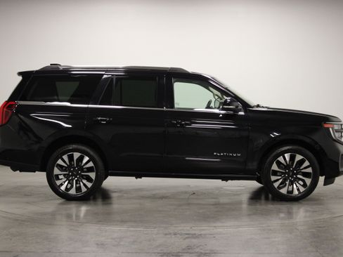 Used 2025 Ford Expedition Platinum w/ Driver's Package AWD/4WD image 9