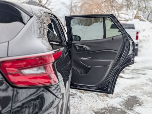 Used 2025 Chevrolet Trax RS w/ Sunroof Package image 40