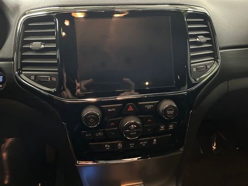 Used 2020 Jeep Grand Cherokee Altitude AWD/4WD image 19