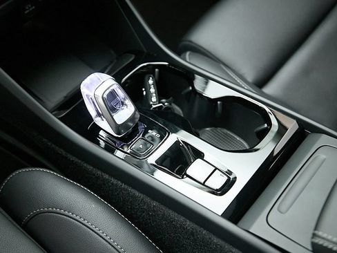 Certified 2025 Volvo XC40 B5 Ultra AWD/4WD image 18