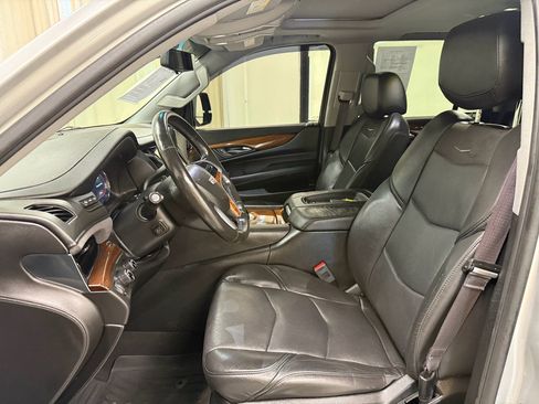 Used 2017 Cadillac Escalade Luxury AWD/4WD image 29