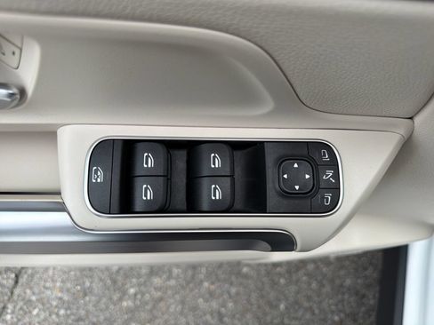 Used 2022 Mercedes-Benz GLB 250 w/ Premium Package image 30