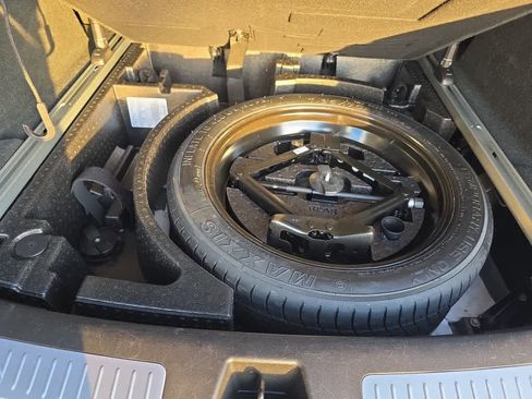 Used 2018 Cadillac XT5 Luxury w/ Driver Awareness Package image 13