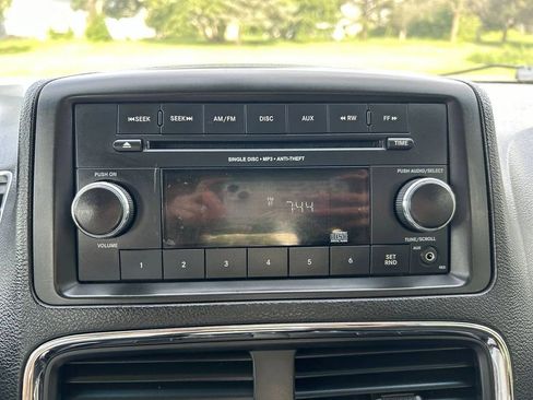 Used 2016 Dodge Grand Caravan American Value Package FWD image 14