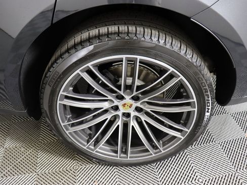 Used 2025 Porsche Macan image 11