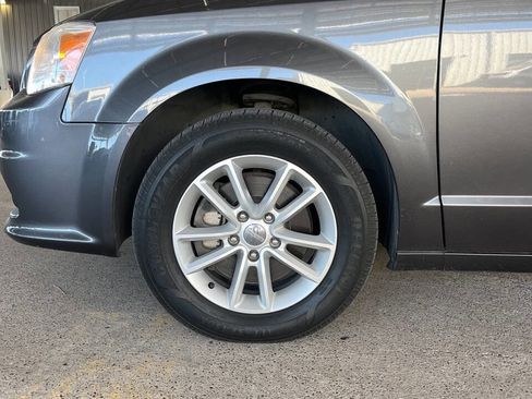 Used 2019 Dodge Grand Caravan SXT image 18