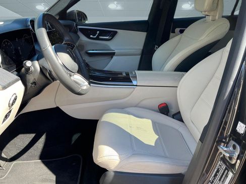 Used 2025 Mercedes-Benz GLC 350e 4MATIC image 3