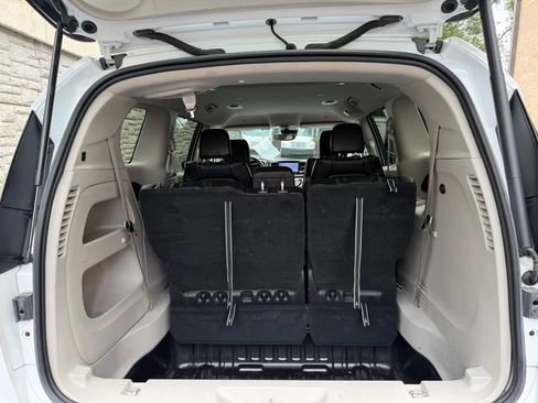 Used 2023 Chrysler Pacifica Touring-L FWD image 33