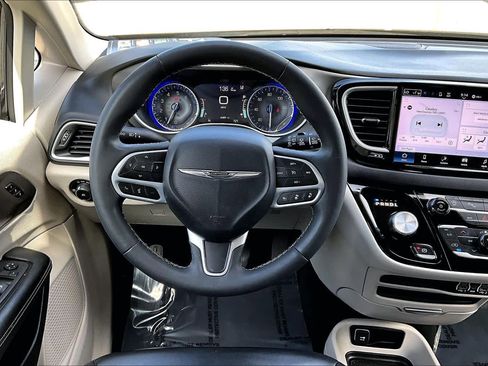 Used 2024 Chrysler Pacifica Touring-L image 5