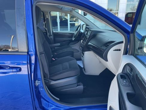 Used 2018 Dodge Grand Caravan SE w/ UConnect Hands-Free Group image 20